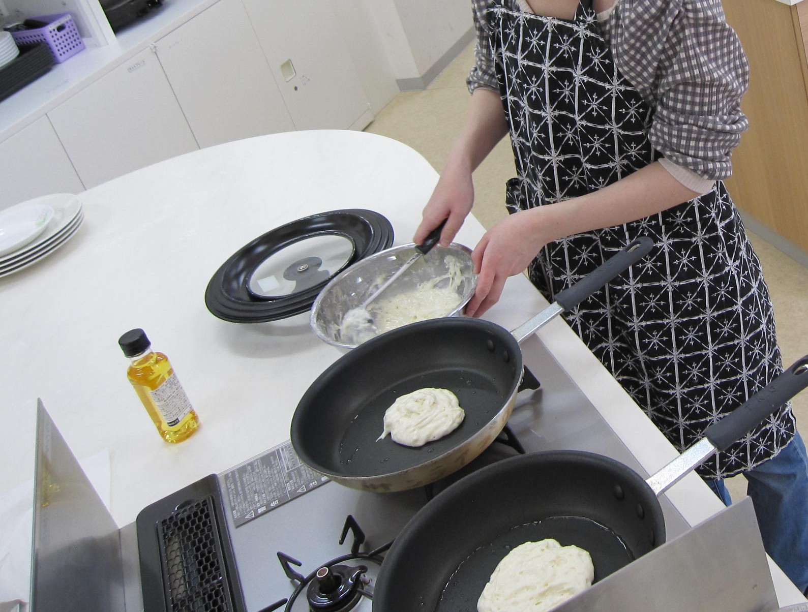 フライパンにパンケーキの種が乗っていて焼きはじめ