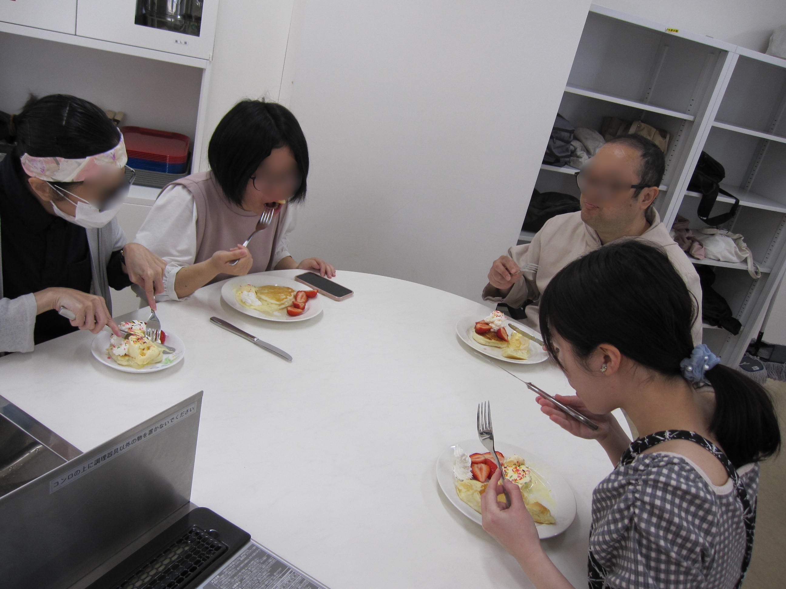 作ったものを食べている様子