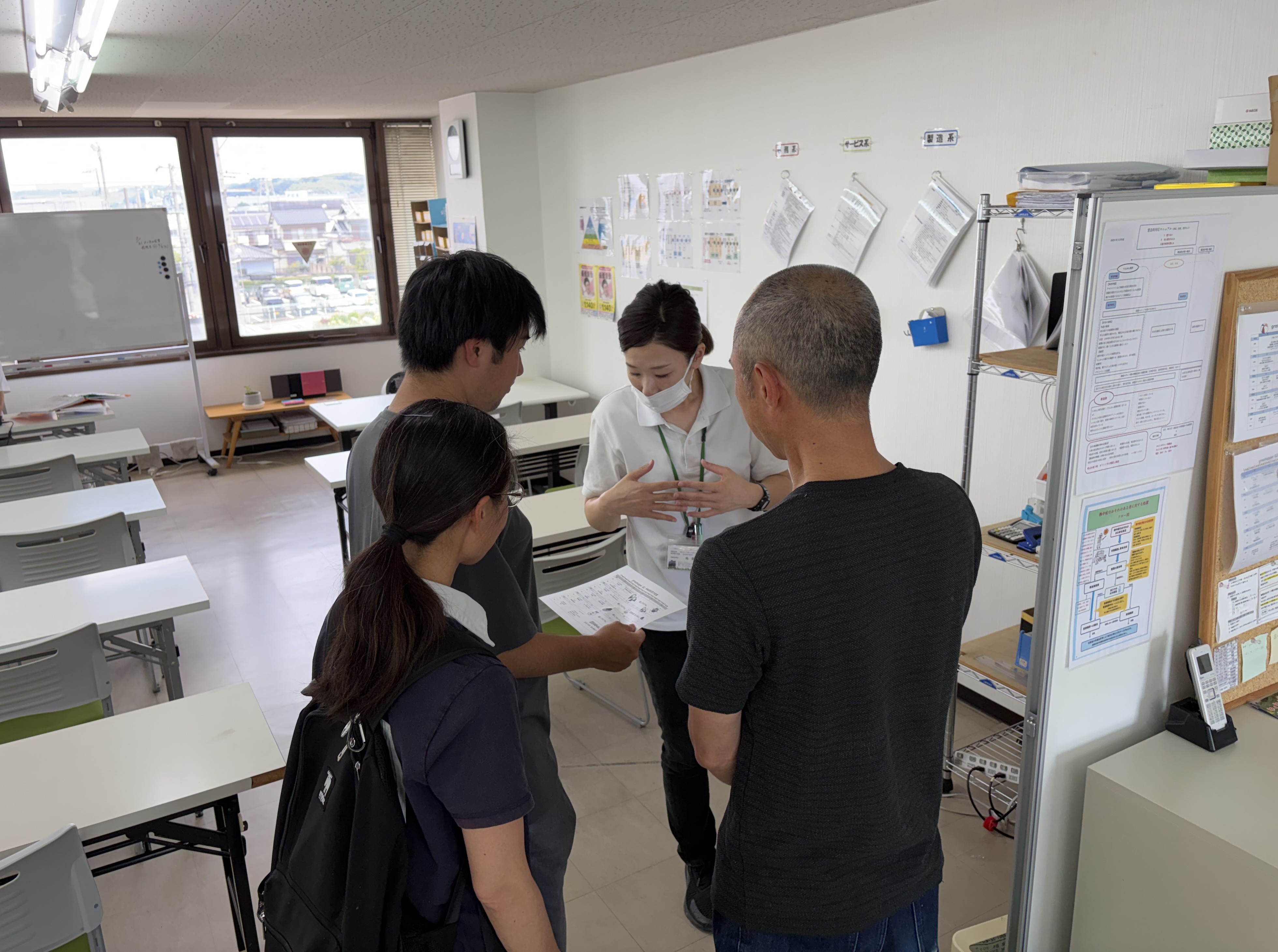 説明を受けている様子 説明を受けている様子